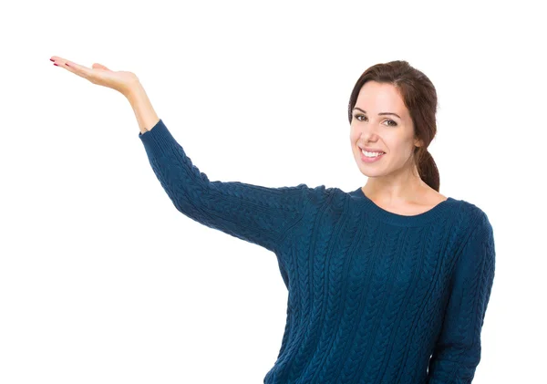 Frau mit Handgeschenk — Stockfoto