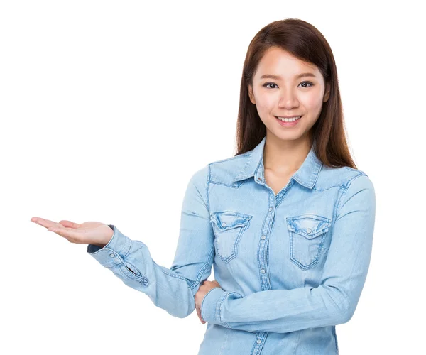 Mujer con mano presente — Foto de Stock