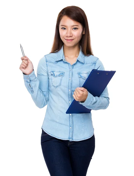 Femme avec presse-papiers et stylo — Photo