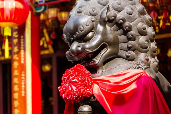 Statua del leone nel tempio buddha — Foto Stock