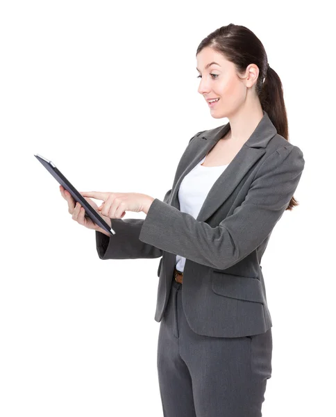 Bizneswoman korzystająca z tabletu cyfrowego — Zdjęcie stockowe