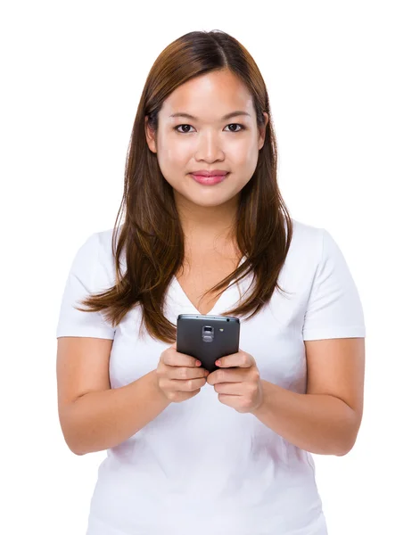 Mujer usando teléfono móvil —  Fotos de Stock