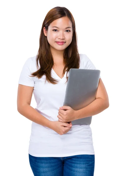 Mujer joven con ordenador portátil —  Fotos de Stock