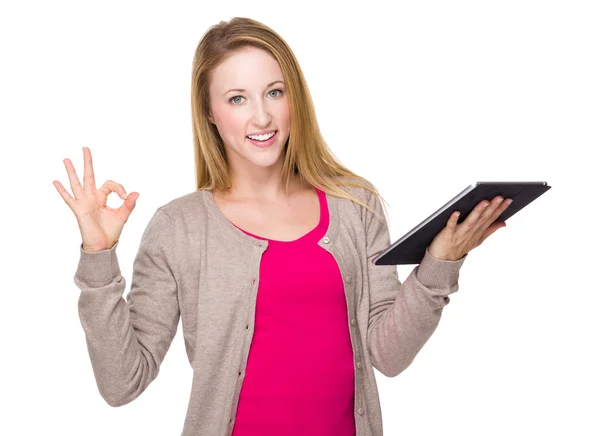 Frau mit Tablet und Ok-Zeichen — Stockfoto
