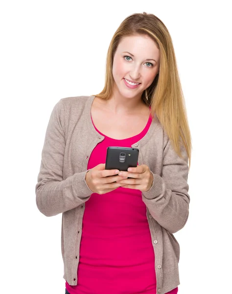 Vrouw signaal op mobiele telefoon — Stockfoto