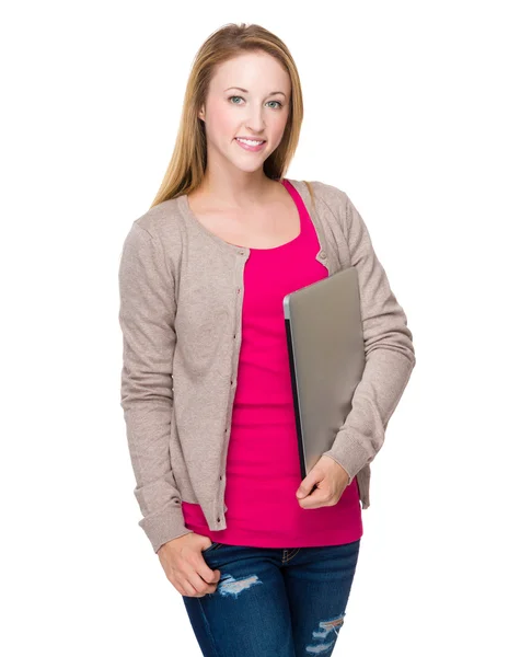Młoda kobieta z laptopem — Zdjęcie stockowe