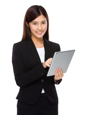 Dijital tablet kullanan iş kadını