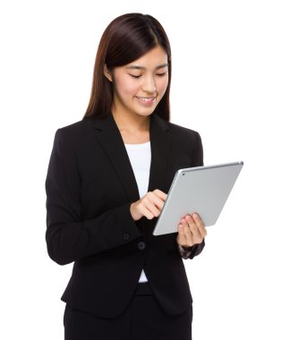 Dijital tablet kullanan iş kadını