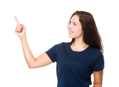 Genç kadın işaret ediyor