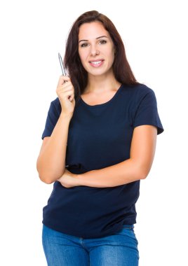 Genç kadın işaret ediyor