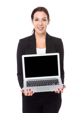 Dizüstü bilgisayarı olan iş kadını