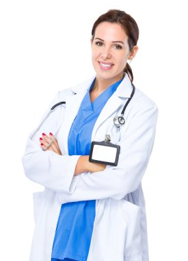 kollarını çapraz kadın doktor