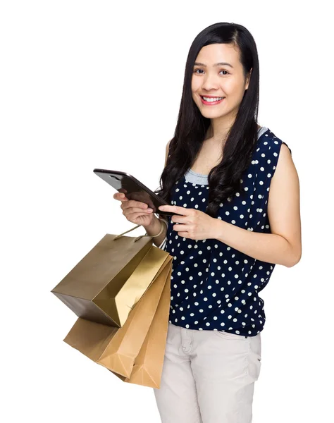 Mujer con bolsa de compras y tableta — Foto de Stock