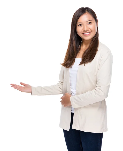 Aziatische vrouw met open hand palm — Stockfoto