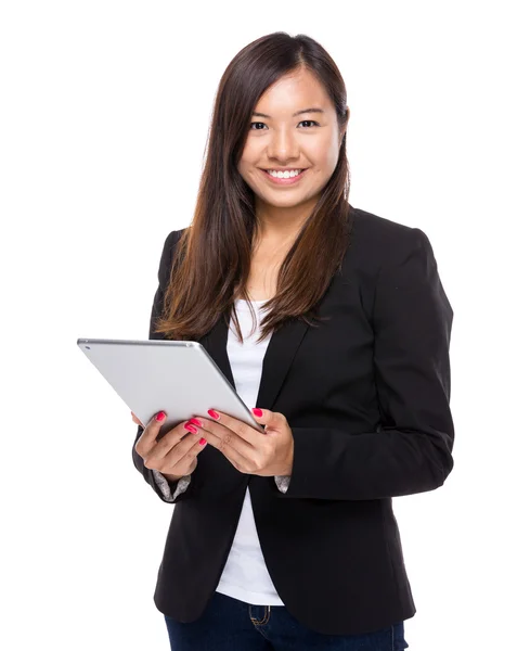 Mulher de negócios com tablet — Fotografia de Stock