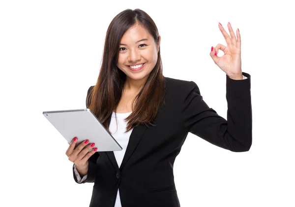 Mujer de negocios con tableta y signo de ok — Foto de Stock