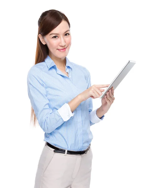 Деловая женщина использует цифровой планшет — стоковое фото