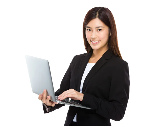 Zakenvrouw met laptop computer — Stockfoto