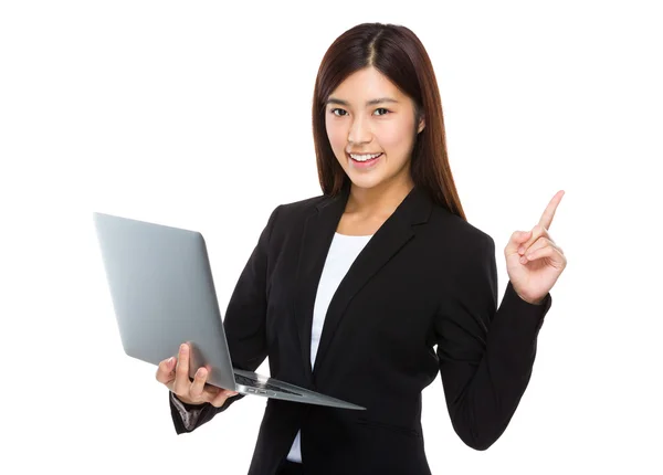 Geschäftsfrau mit Laptop und erhobenem Finger — Stockfoto