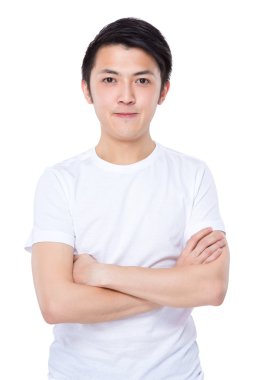 Genç adam kollarını kavuşturdu.