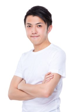 Genç adam kollarını kavuşturdu.