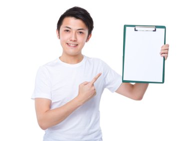 Adam panoya işaret parmağı ile