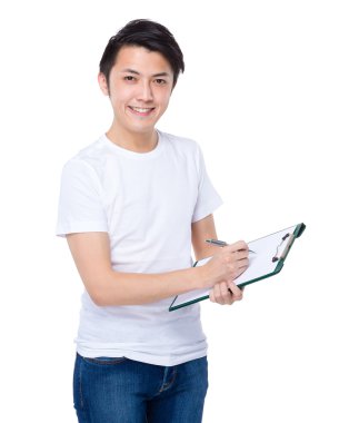 genç adam panoya yazmak