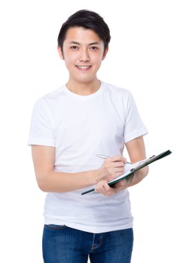 genç adam panoya yazmak