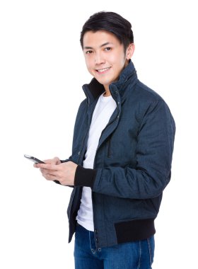 Cep telefonu kullanan adam.