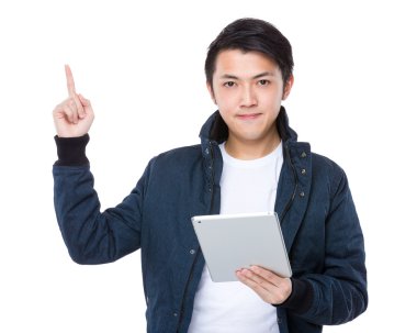 Dijital tablet kullanan adam