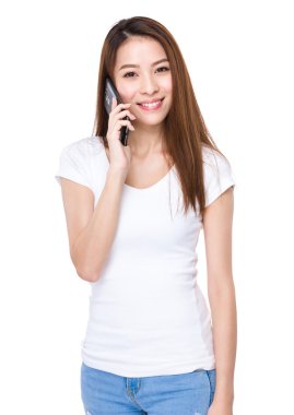 Kadın cep telefonuyla konuşuyor.