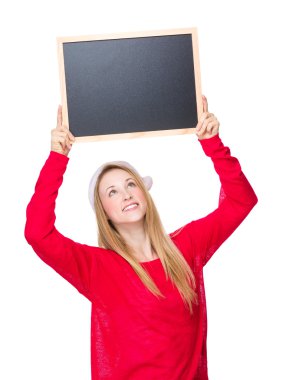 Kara tahta tutan Noel şapkalı kadın