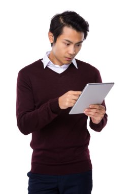 Dijital tablet kullanan adam
