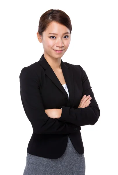 Jeune femme d'affaires avec bras croisés — Photo