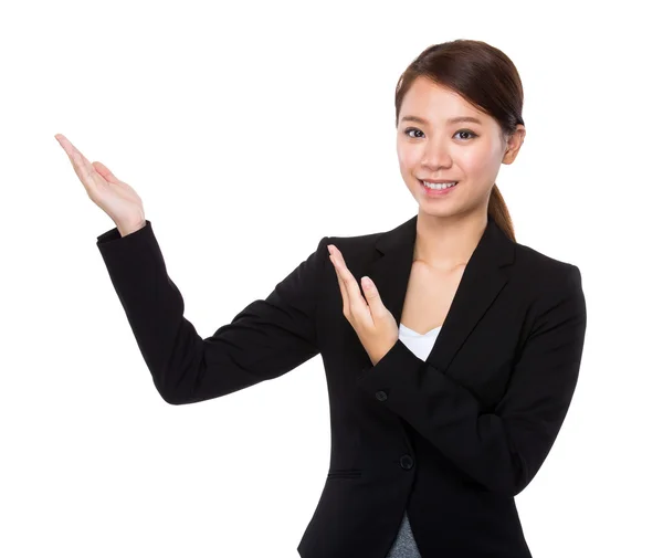 Geschäftsfrau mit zwei offenen Handflächen — Stockfoto