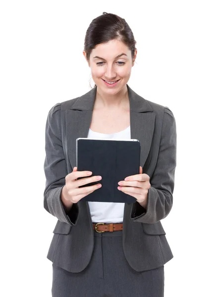 Mujer de negocios mirando la tableta —  Fotos de Stock