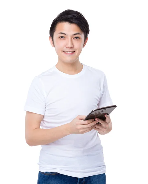 Hombre joven usando tableta digital — Foto de Stock