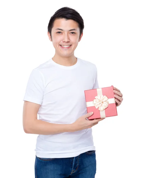 带礼品盒的年轻人 — 图库照片