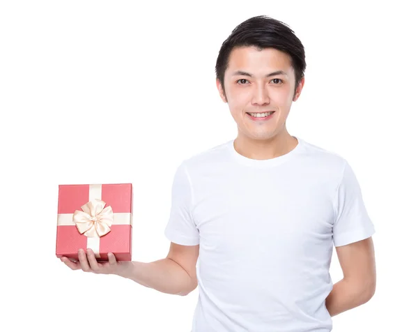 Азиатский мужчина с подарочной коробкой — стоковое фото