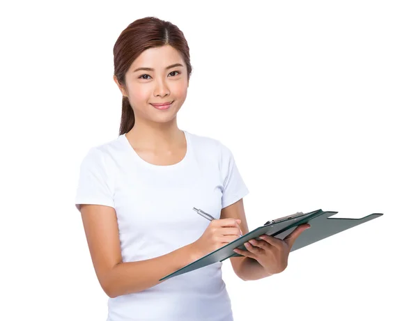 Mujer escribir en portapapeles — Foto de Stock