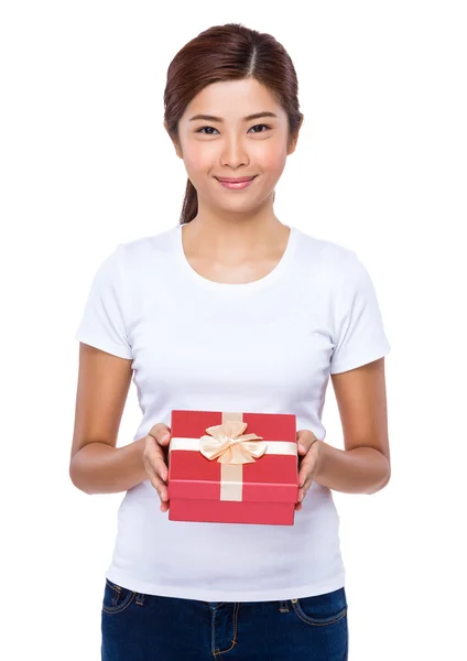 Wanita memegang kotak hadiah — Stok Foto