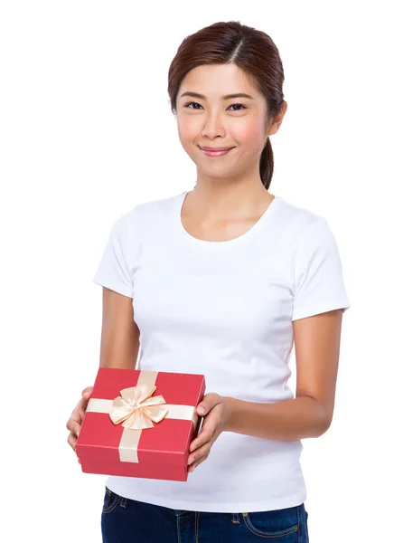 Mulher segurando caixa de presente — Fotografia de Stock