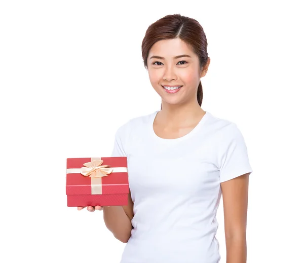 Mujer mostrando hermosa caja de regalo — Foto de Stock