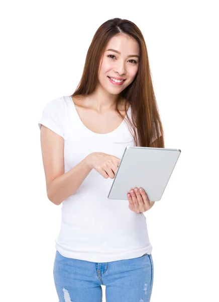 Woman using digital tablet — Stock Photo, Image