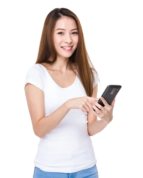 Žena používající mobilní telefon — Stock fotografie