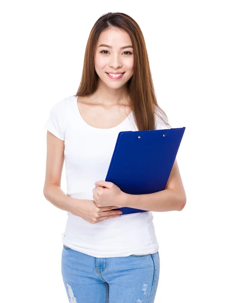 Jeune femme avec presse-papiers — Photo