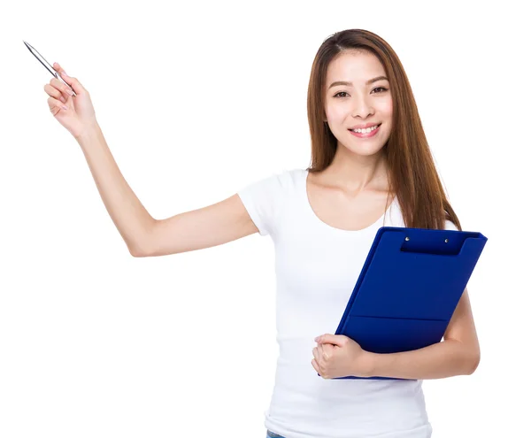 Woman with clipboard and pen — Stock Photo, Image