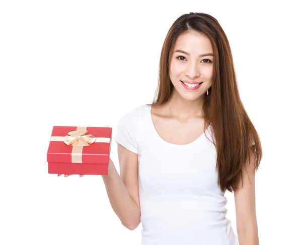 Woman with christmas gift — Stock Photo, Image