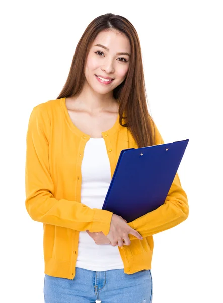 Jeune femme avec presse-papiers — Photo