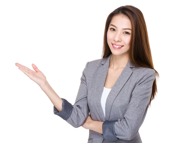 Geschäftsfrau mit offener Handfläche — Stockfoto